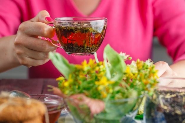 Femme, à, rouges, vernis à ongles, tenue, tasse thé, à, herbes