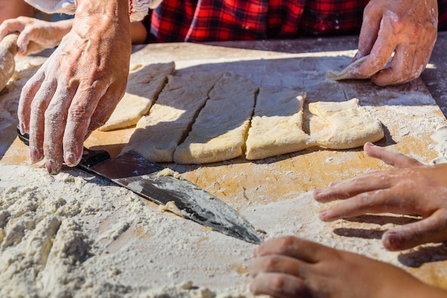 Femme rouler la pâte avec le rouleau à pâtisserie