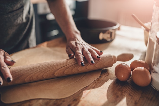 Femme, rouler pâte, sur, table bois