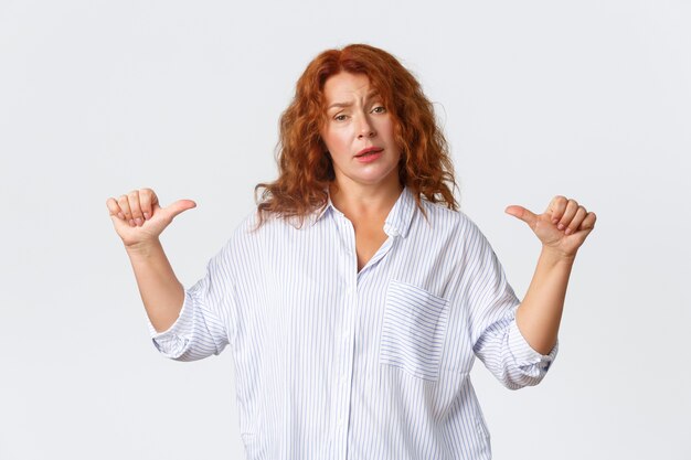 Femme rousse d'âge moyen posant