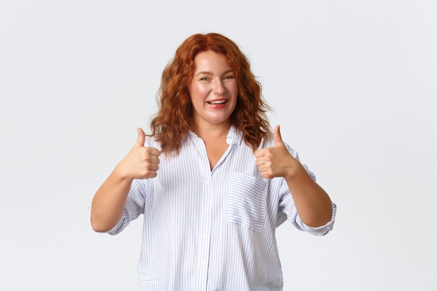 Femme rousse d'âge moyen posant