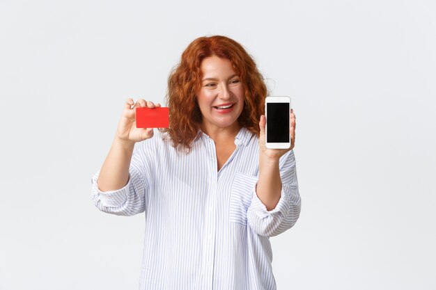 Femme rousse d'âge moyen posant