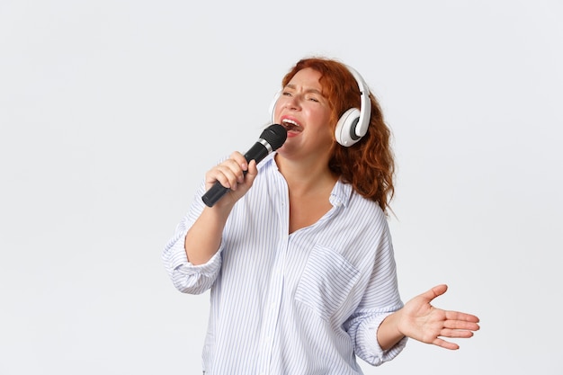 Femme rousse d'âge moyen posant