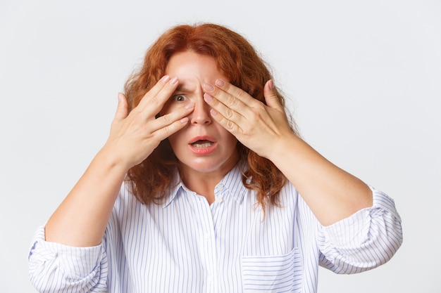 Femme rousse d'âge moyen posant