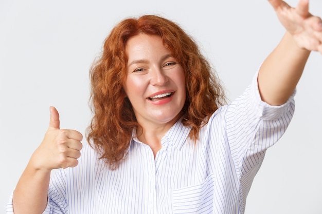 Photo femme rousse d'âge moyen posant