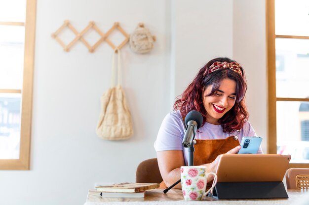 Femme rousse à l'aide de téléphone au bureau