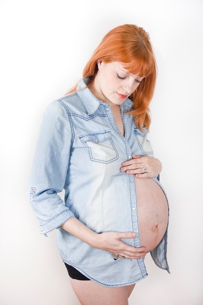 Femme rousse attend un bébé