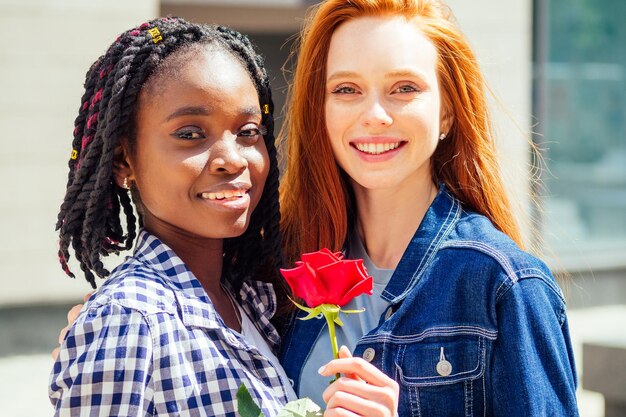 Photo une femme rousse caucasienne au gingembre demande à sa petite amie brésilienne d'être sa femme