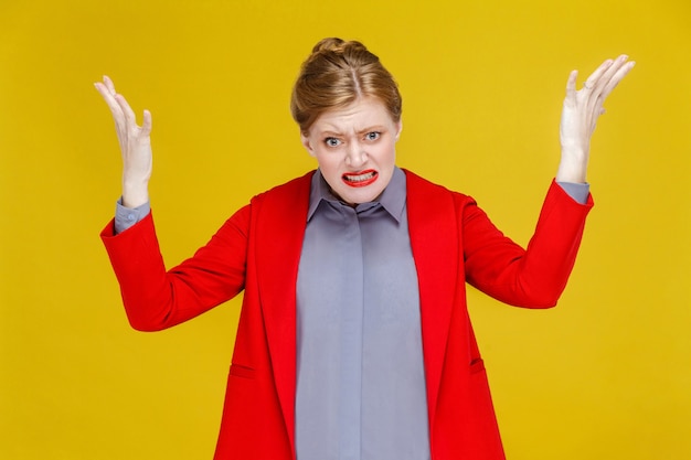 Femme rousse en colère en costume rouge rugir