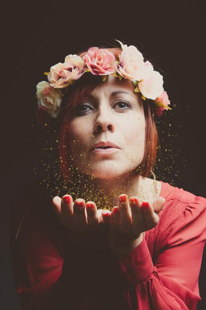 femme rousse avec couronne de fleurs en portrait vintage