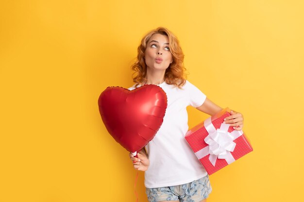 Femme rousse drôle avec ballon coeur rouge et boîte cadeau happy valentines day