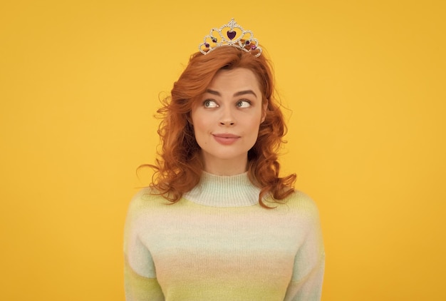 Femme rousse égoïste dans l'égoïsme de la couronne de la reine