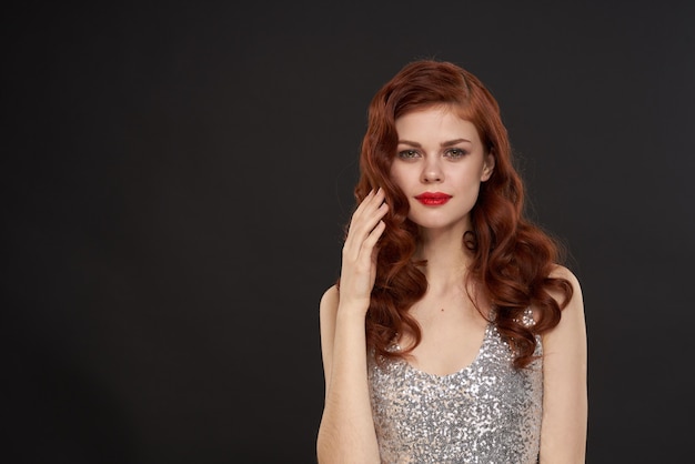 Femme rousse glamour maquillage lumineux posant des robes de soirée