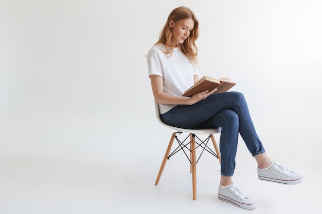 Photo femme rousse isolée sur mur blanc