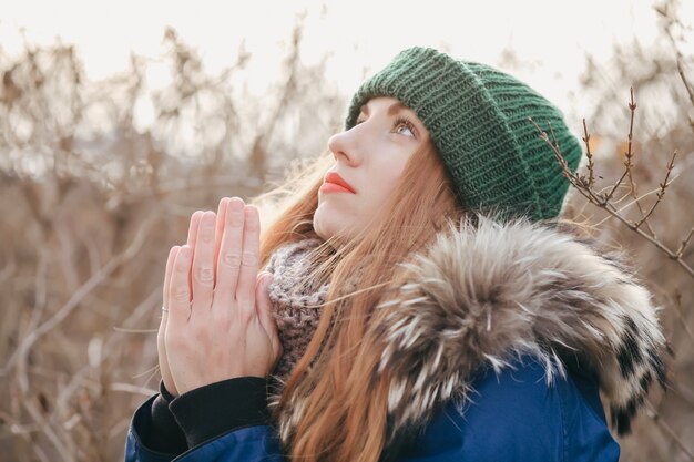 Femme rousse portant des vêtements d'hiver