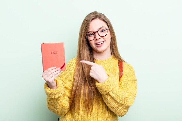 femme rousse à la recherche d'excitation et de surprise pointant vers le concept de planificateur latéral