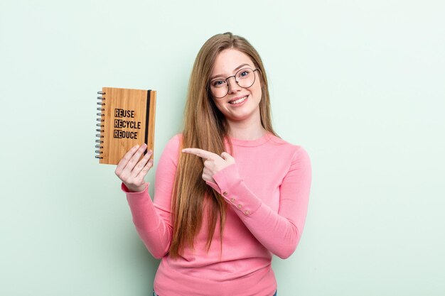 Femme rousse à la recherche d'excitation et de surprise pointant vers le concept de recyclage latéral