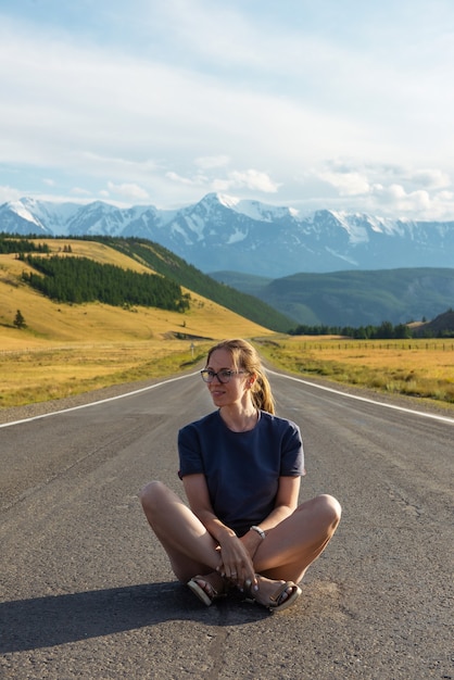 Femme sur la route Chuysky Trakt dans les montagnes de l'Altaï