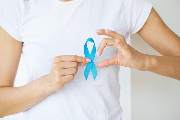 Femme avec ruban bleu, sensibilisation au cancer de la prostate