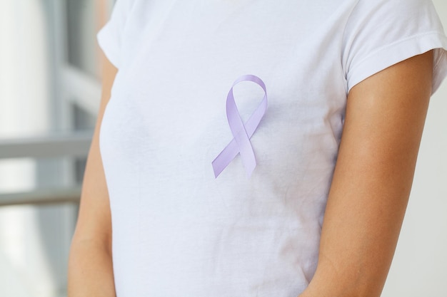Femme avec ruban bleu sensibilisation au cancer de la prostate