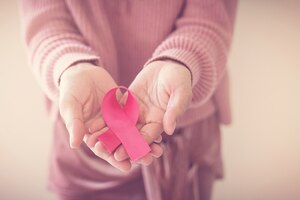 Photo femme avec ruban rose, sensibilisation au cancer du sein, concept de la journée mondiale du cancer