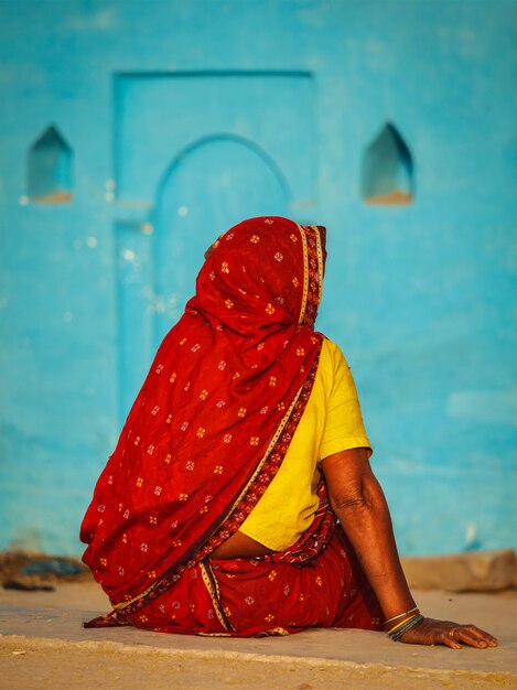 Photo femme rurale indienne non identifiée en sari traditionnel