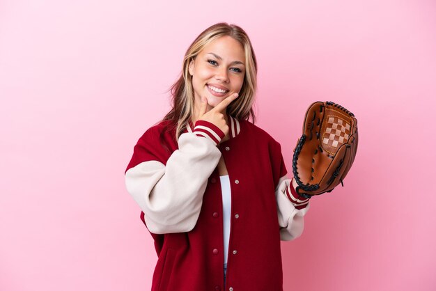 Femme russe joueur avec gant de baseball isolé sur fond rose heureux et souriant