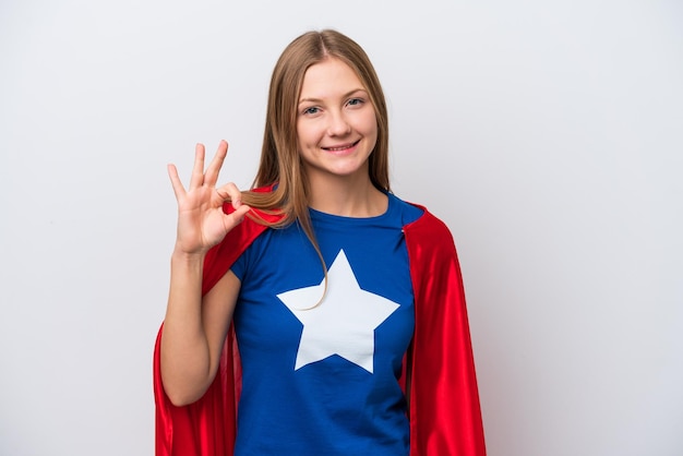 Femme russe de super héros isolée sur fond blanc montrant un signe ok avec les doigts