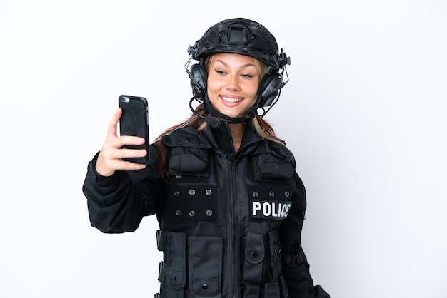 Femme russe SWAT isolée sur fond blanc faisant un selfie