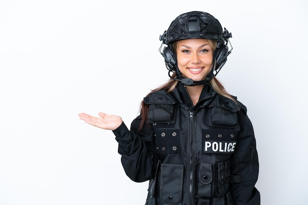 Femme russe SWAT isolée sur fond blanc présentant une idée tout en regardant en souriant vers