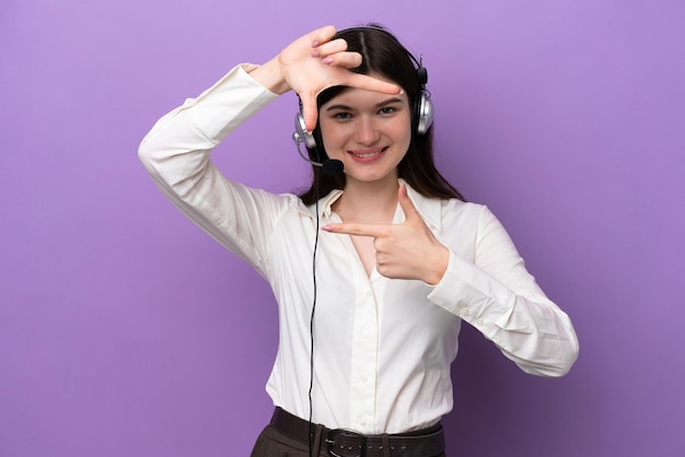 Femme russe de télévendeur travaillant avec un casque isolé sur fond violet se concentrant sur le visage symbole de cadrage