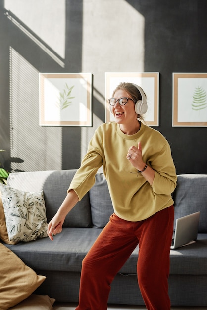 Femme s'amusant dans la chambre