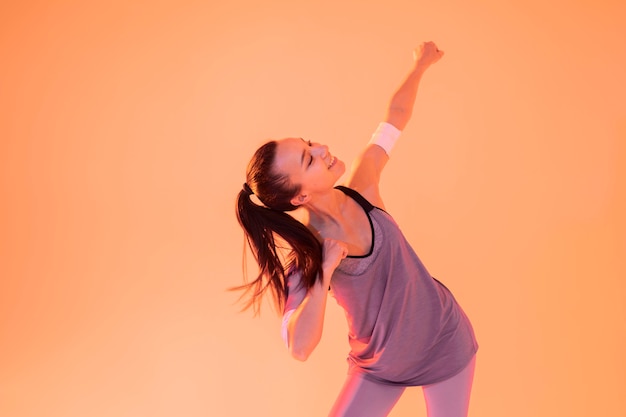 Photo femme s'amusant à la zumba