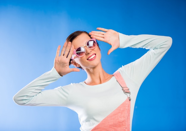 Femme s'amuse dans des lunettes funky