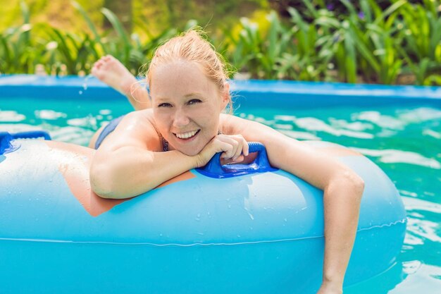 La femme s'amuse dans le parc aquatique