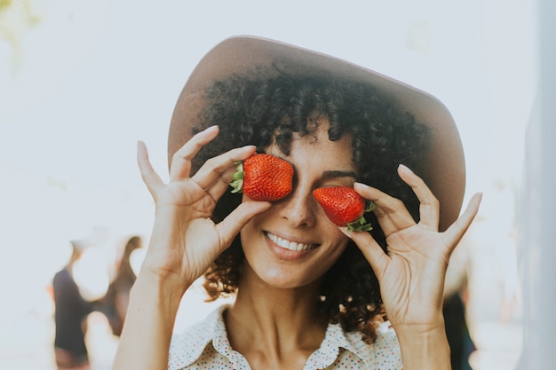 Femme s&#39;amuser avec des fraises