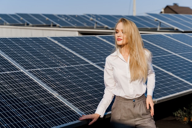 Femme s'appuie sur des panneaux solaires