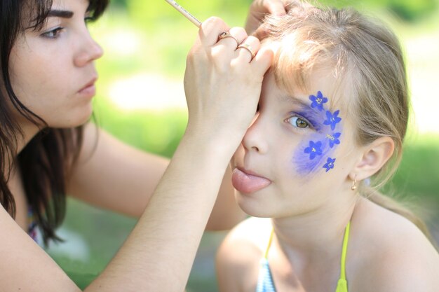 Une femme s'appuie sur un visage de filles