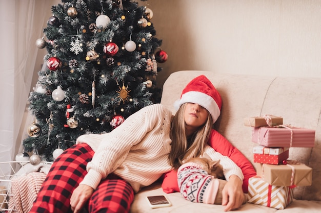 Femme s'endormir et fatiguée de l'emballage de cadeaux de Noël