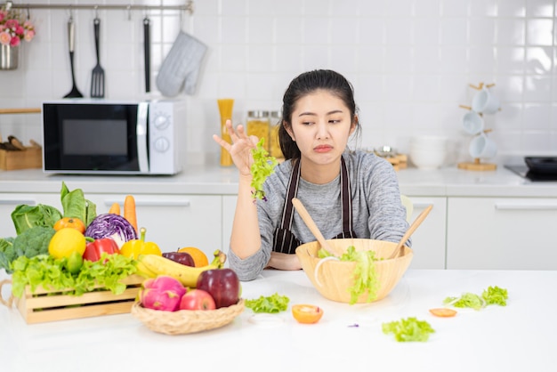 Femme s'ennuie dans la cuisine frustrée et endormie.