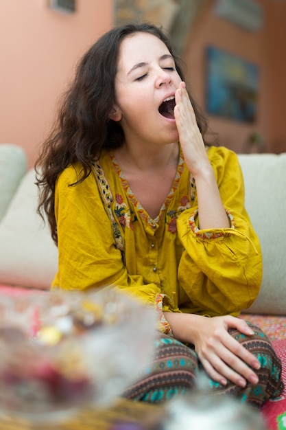 Femme s&#39;ennuie à la maison