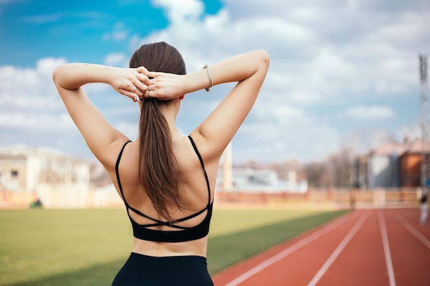 Femme s'entraînant au stade