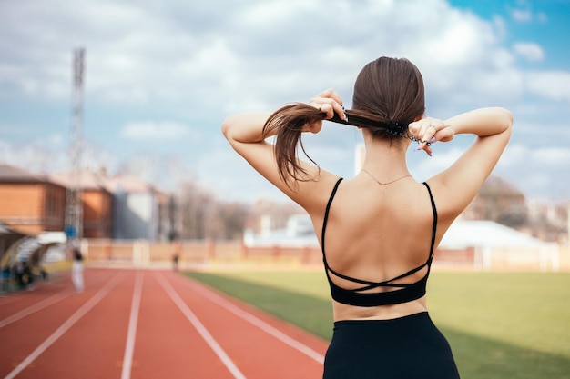 Femme s'entraînant au stade