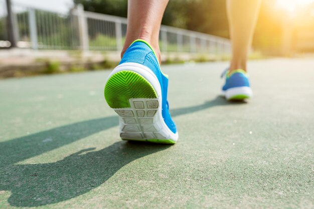 Femme s'entraînant à courir dans une ville