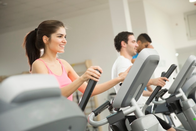 Femme s&#39;entraînant dans le gymnase