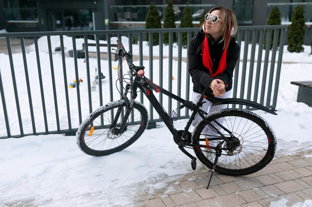 Une femme s'est arrêtée pour se reposer à vélo.