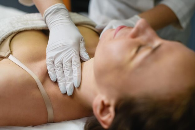 Une femme s'est couchée dans une clinique de beauté.