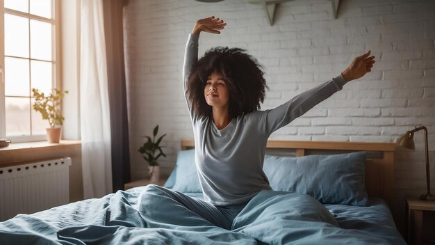 Photo femme s'étendant dans le lit à la maison et essayant de se réveiller tôt le matin pour commencer à nouveau