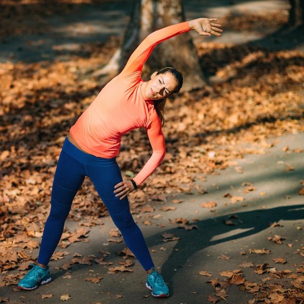 Femme s&#39;étendant dans le parc