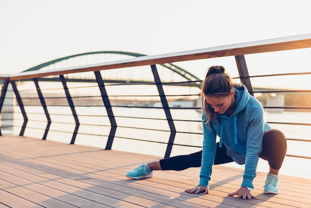 Femme s'étirant après l'entraînement